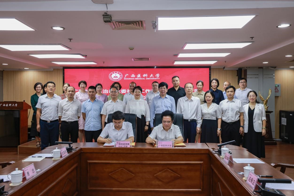 图2 郑胜景副部长与曾志羽董事长代表双方签字.jpg