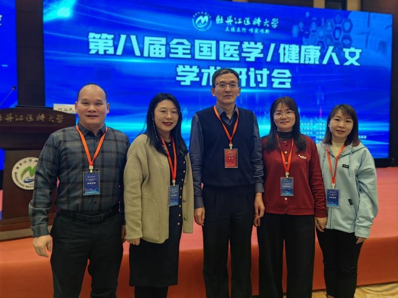 团队与中华医学会医学教育分会主任委员、北京大学医学部副主任王维民合影.jpg